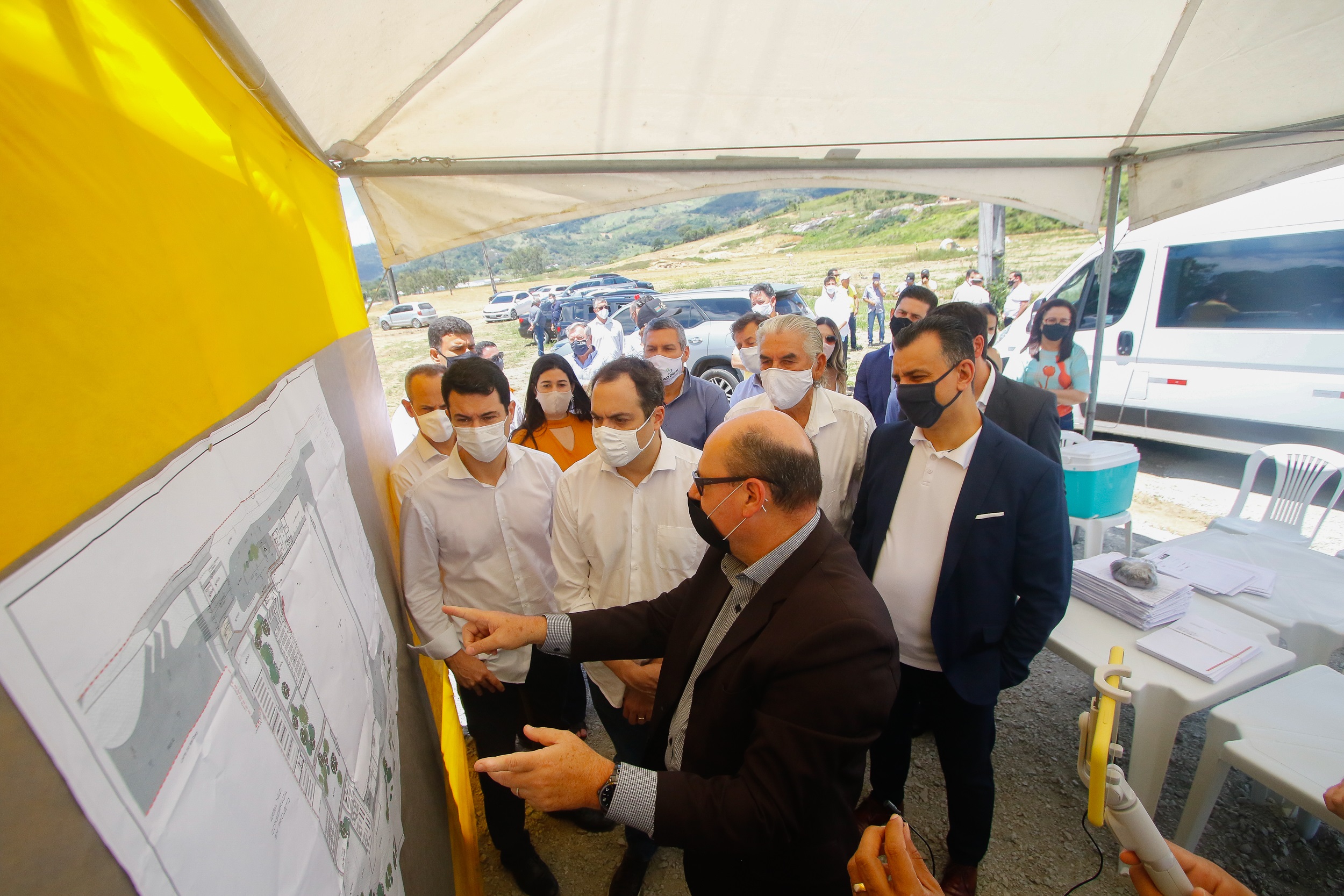 Imagem de  “Governador Paulo Câmara vistoria obras da Yazaki, projeto de R$ 60 milhões que deve gerar cerca de 2 mil empregos no Agreste”