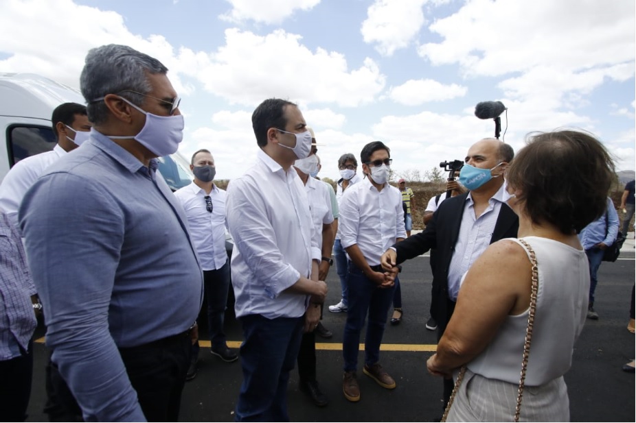 Imagem de  “Paulo Câmara cumpre agenda no interior, onde entrega acesso viário,  anuncia investimento e visita obras de indústrias atraídas para as cidades. Aportes privados chegam a R$ 128 milhões”