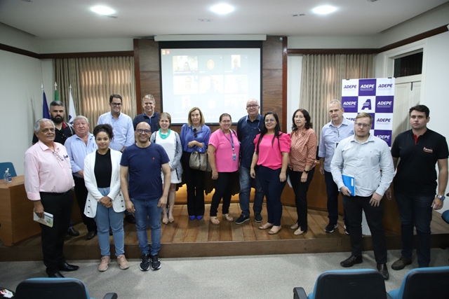 AVICULTURA// Governo e entidades privadas debatem ações emergenciais à Influenza Aviária