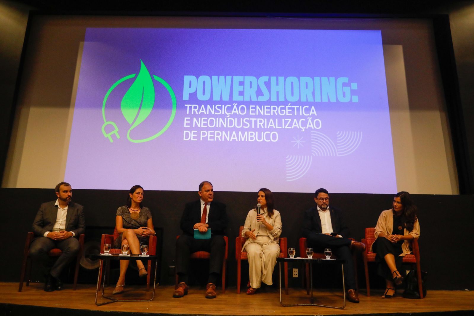 Imagem de  “Governadora Raquel Lyra destaca potencial de desenvolvimento sustentável de Pernambuco durante fórum sobre transição energética”
