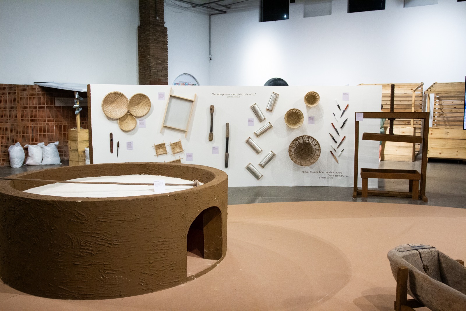 Imagem de  “Em cartaz no Mercado Eufrásio Barbosa, exposição “Casa de Farinha – Mandioca, o Pão da Terra” terá visitação guiada neste sábado (9)”